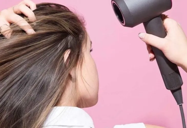 Sấy ngược chân tóc giúp tạo độ phồng tự nhiên