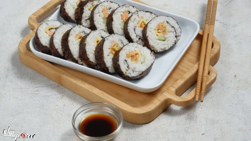 Thưởng thức kimbap cùng nước chấm theo sở thích