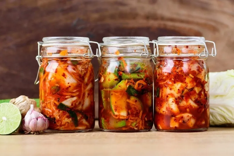 Kim chi muối xong sẽ lên men trong khoảng 2 - 3 ngày ở nhiệt độ thường