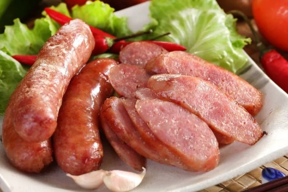 Những chiếc lạp xưởng khô treo trên giàn để phơi hoặc hong gió