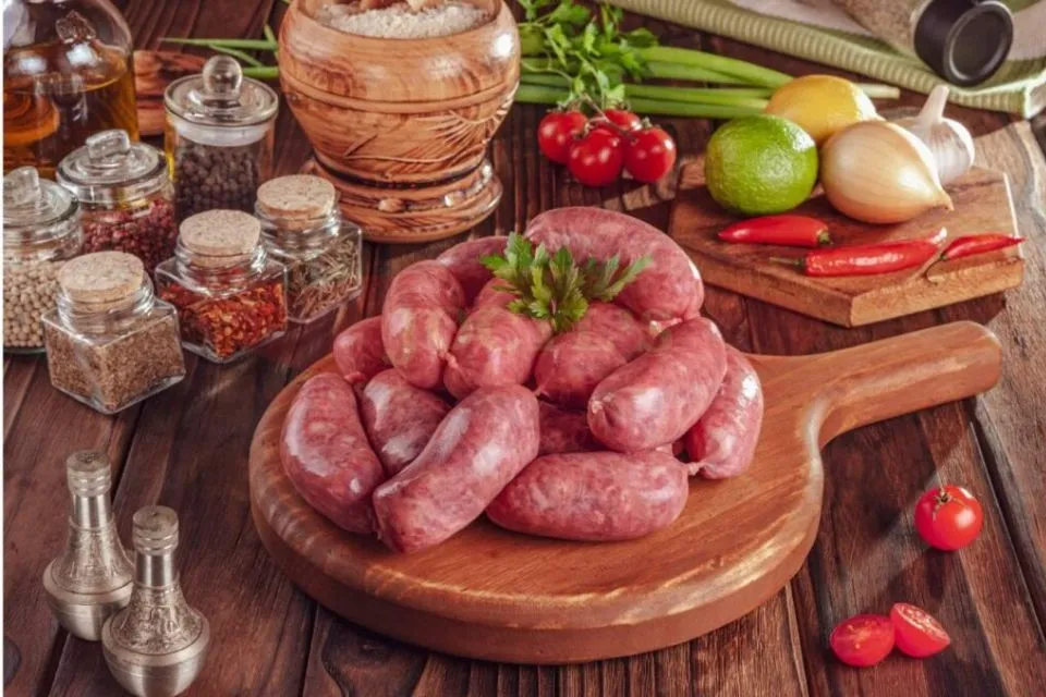 Những chiếc lạp xưởng khô được đóng gói cẩn thận, chờ chế biến