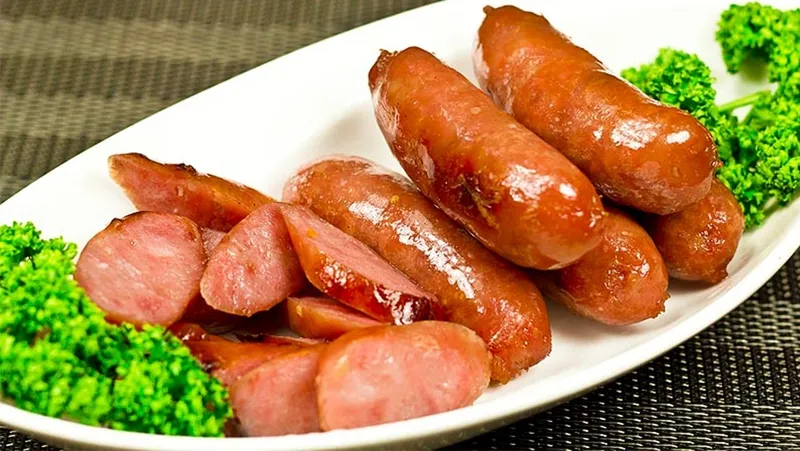 Lạp xưởng, món ăn đậm đà hương vị, đã trở thành một phần quen thuộc trong nhiều bữa cơm gia đình Việt