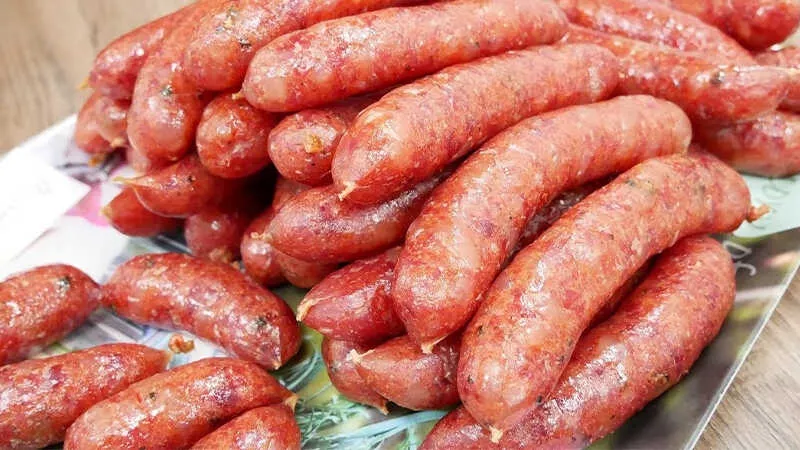 Lạp xưởng cung cấp một lượng calo đáng kể cho cơ thể, đặc biệt là loại thịt lợn và khi chiên rán