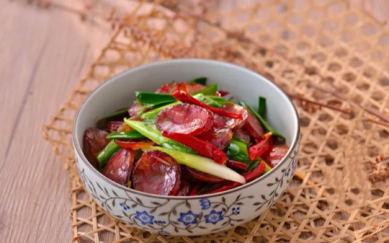 Kết hợp lạp xưởng với rau củ quả giàu chất xơ giúp cân bằng dinh dưỡng và giảm lượng calo tổng thể
