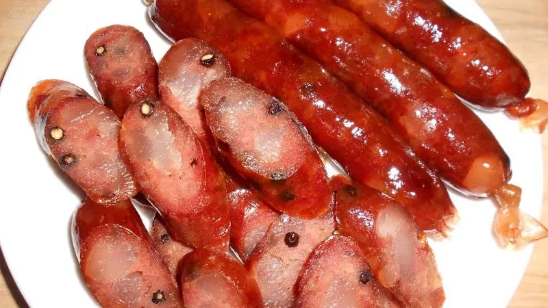 Ưu tiên hấp hoặc nướng lạp xưởng thay vì chiên rán để giảm đáng kể lượng calo và chất béo nạp vào cơ thể