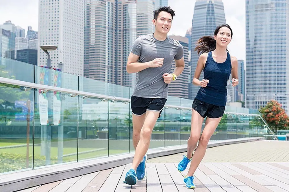 Người đang tập luyện thể dục tại phòng gym, thể hiện sự kết hợp đa dạng các bài tập