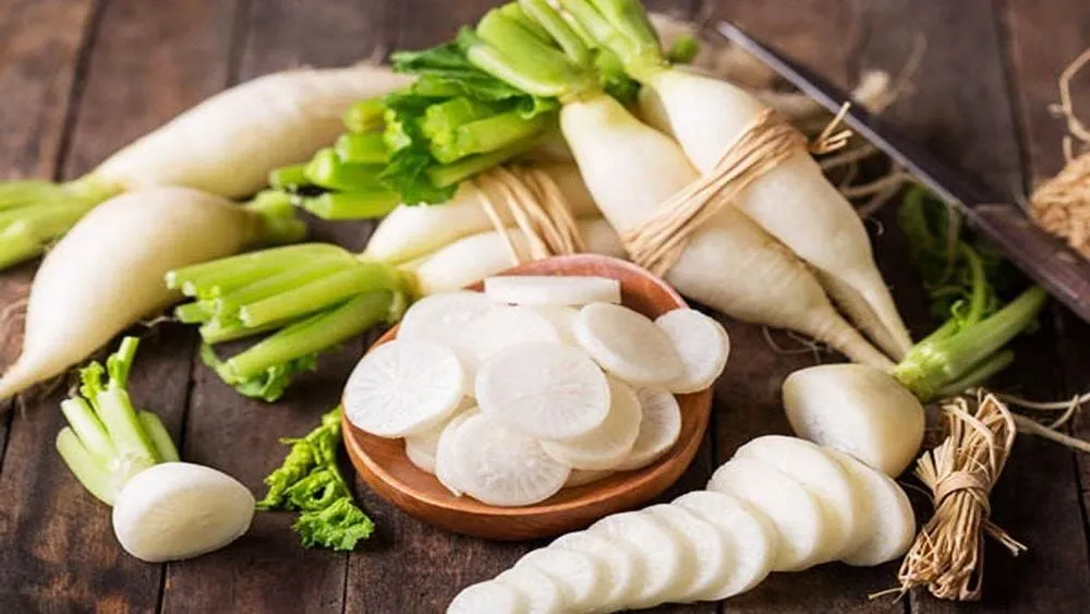 Củ cải - một loại rau họ cải ít calo, cung cấp một lượng vitamin C và một lượng nhỏ folate