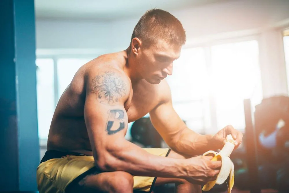 Người tập cần kết hợp ăn chuối với một nguồn chất béo và protein lành mạnh để đảm bảo bữa ăn đầy đủ dinh dưỡng