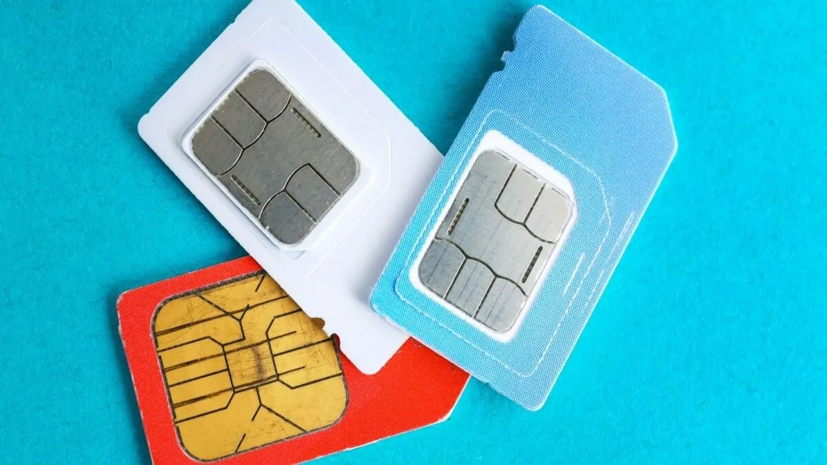 Một người đàn ông đang sử dụng máy tính để thực hiện phép chia 4 số cuối điện thoại cho 80, với một bảng kết quả phong thủy bên cạnh