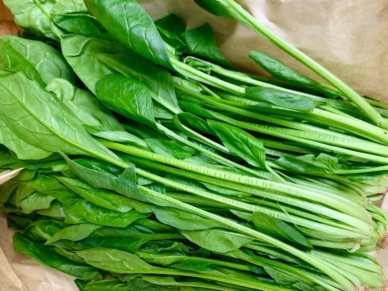 Không nên sử dụng rau cải bó xôi khi nấu cháo lươn cho bé để tránh phản ứng bất lợi