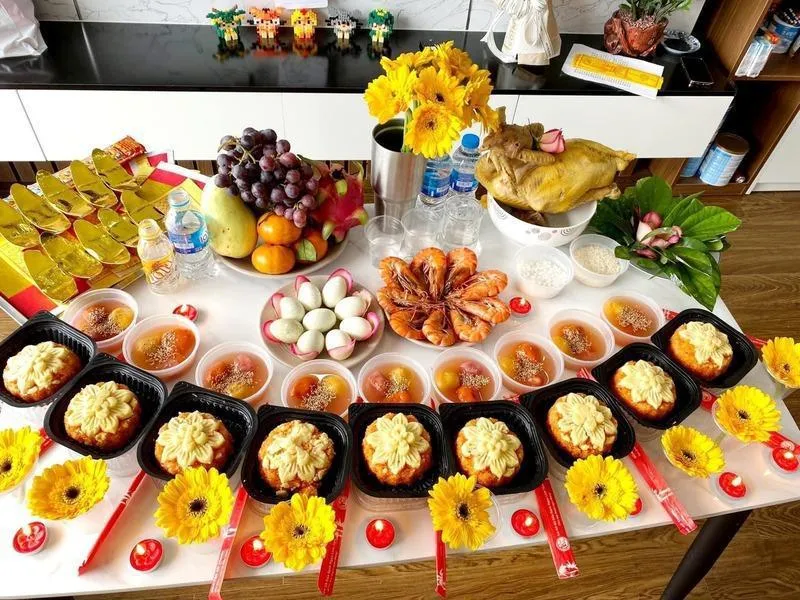 Mâm lễ mặn cúng Bà Mụ cho bé gái ở miền Bắc với gà luộc và các món ăn truyền thống