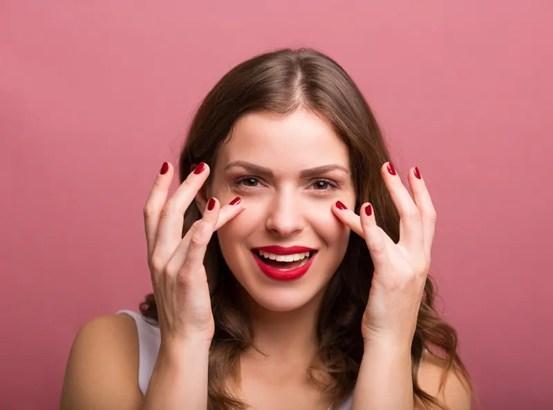 Một chén mận Bắc tươi được bổ đôi, đặt cạnh những quả mận còn nguyên, cho thấy màu sắc đẹp mắt
