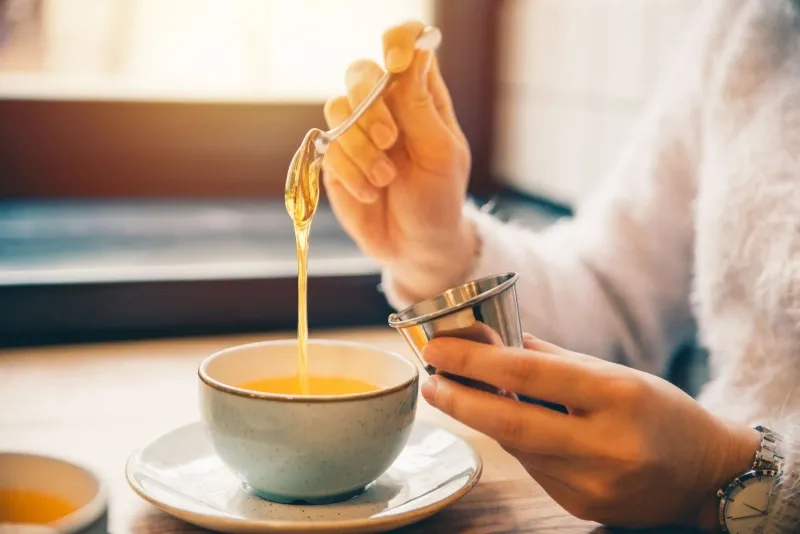 Hàm lượng đường trong mật ong khá cao, người bệnh tiểu đường nên hạn chế sử dụng