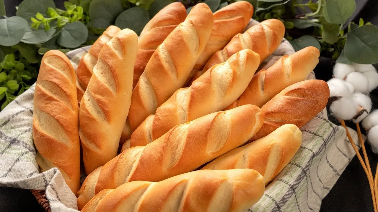 Một ổ bánh mì truyền thống Việt Nam với lớp vỏ vàng giòn