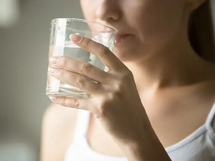 Lượng nước uống hàng ngày tùy thuộc vào cơ thể và sinh hoạt của mỗi người