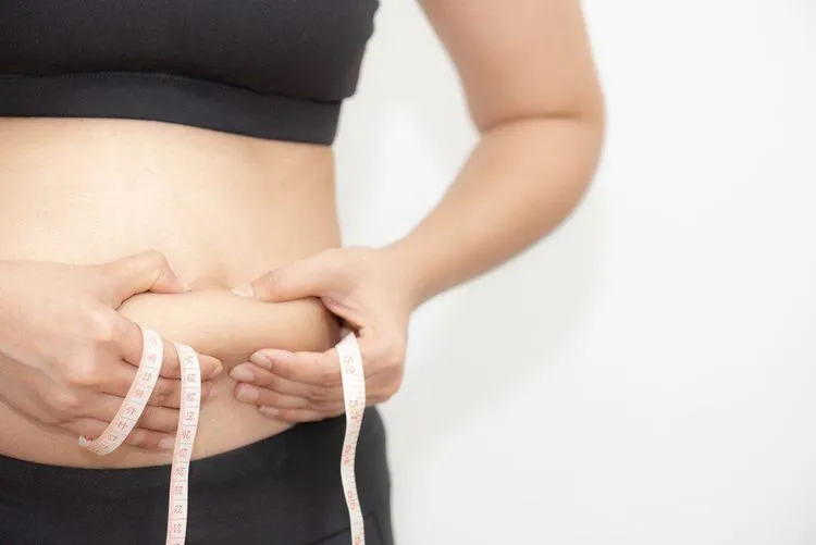 Người phụ nữ đạp xe trong công viên để giảm cân và duy trì vóc dáng