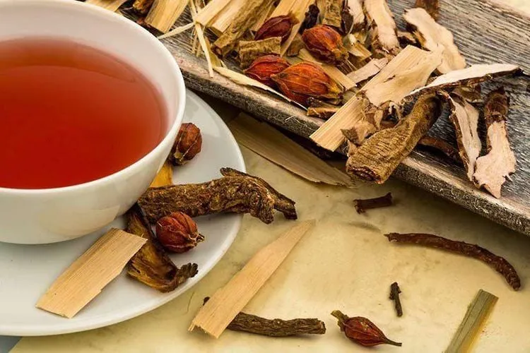 Nước sắc cây phèn đen dùng trị sâu răng
