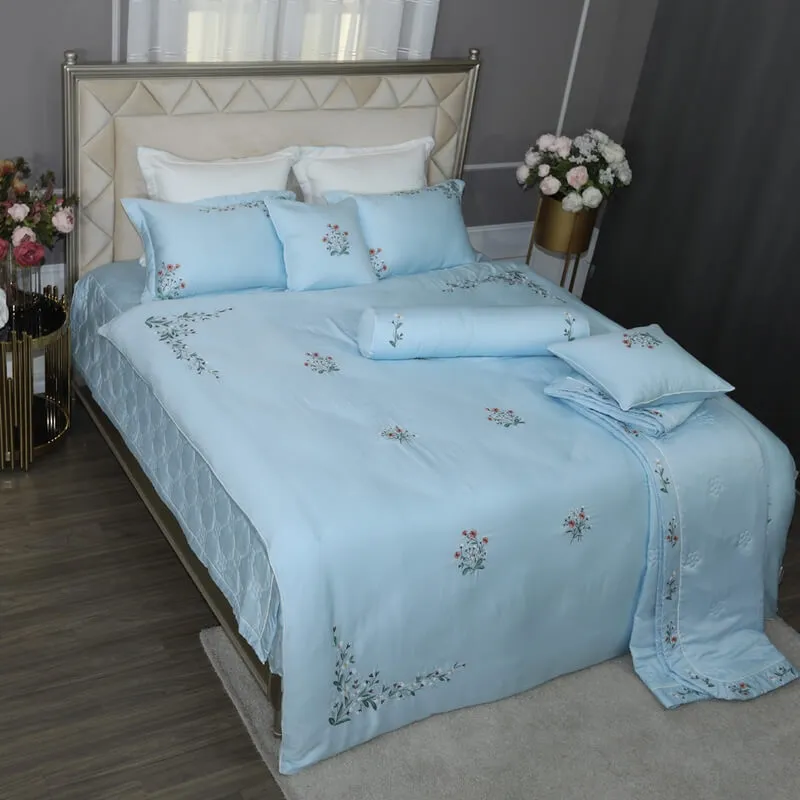 Bộ chăn ga gối màu xanh lam với họa tiết hoa lá tươi mát, tượng trưng cho sự bình yên và hòa hợp với mệnh Thủy