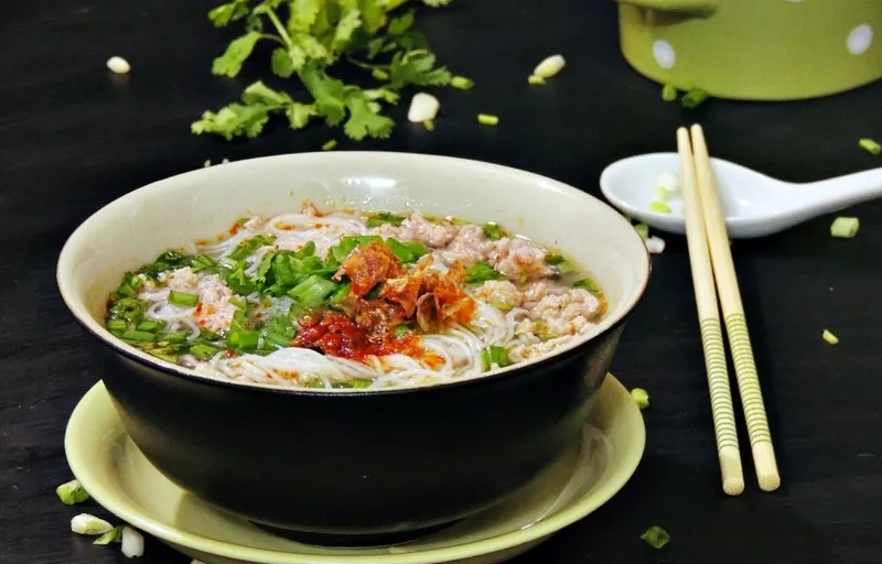 Mì gạo cà chua thịt băm là món ăn ít calo