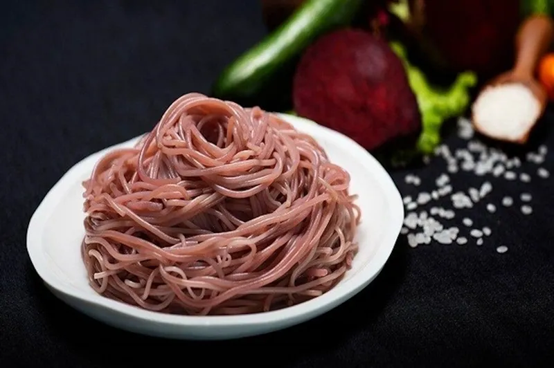 Bạn có thể thay thế sợi mì gạo thành sợi mì gạo lứt để giảm lượng calo nạp vào