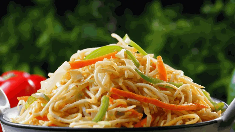 Người phụ nữ đang thưởng thức một bát mì tươi thanh đạm với nhiều rau