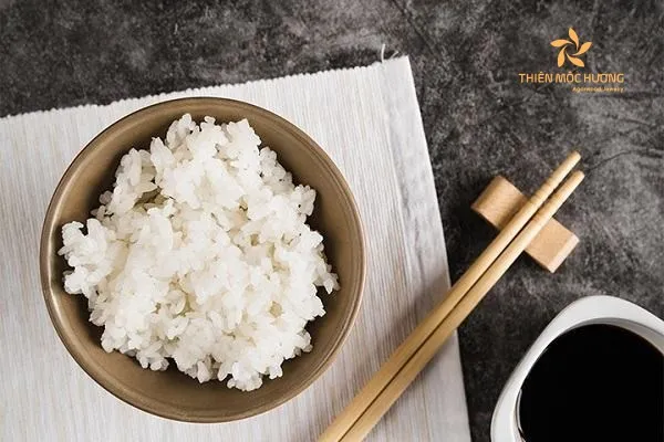 Hình ảnh một người đang mơ màng, với những hình ảnh về cơm trắng lướt qua tâm trí, thể hiện sự chiêm nghiệm về giấc mơ