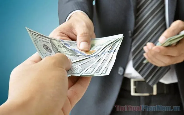 Một người đàn ông lạ tặng tiền cho người phụ nữ với nụ cười thân thiện