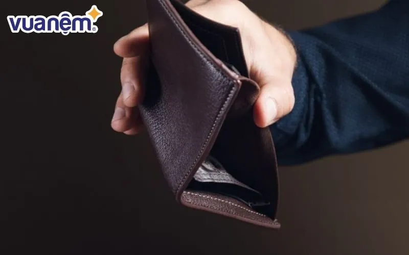 Giấc mơ thiếu tiền thường gắn với cảm giác thiếu an toàn và tự ti về năng lực kiểm soát cuộc sống