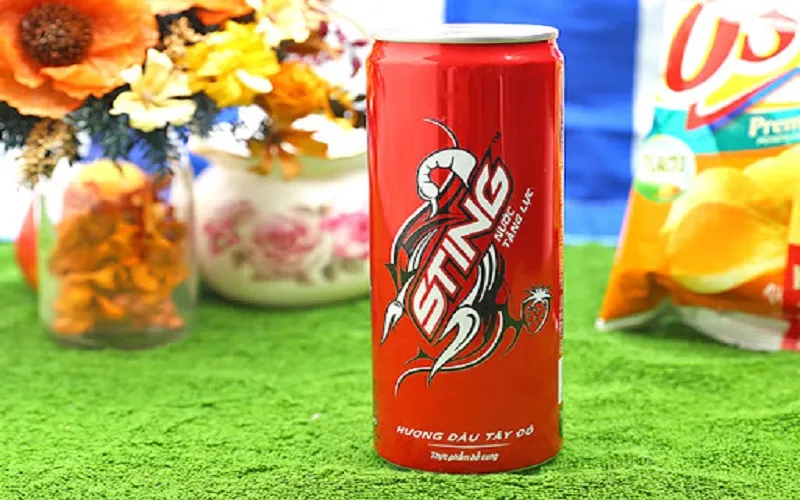 Lon Sting dâu đỏ có khoảng 242 calo, tương đương một chén cơm