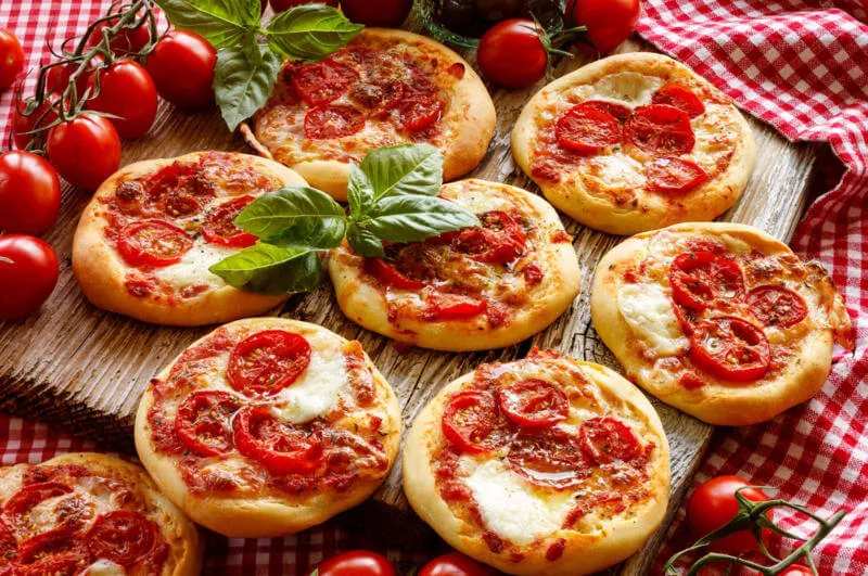 Một miếng pizza size nhỏ với các loại topping hấp dẫn