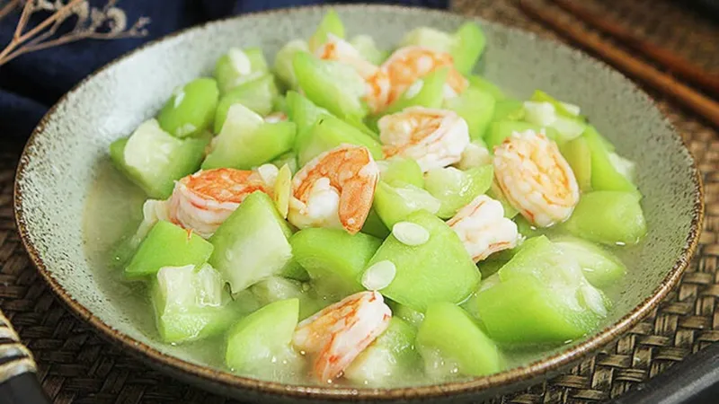 Mướp có thể dễ dàng kết hợp với các loại thịt nạc hoặc hải sản trong chế độ ăn kiêng