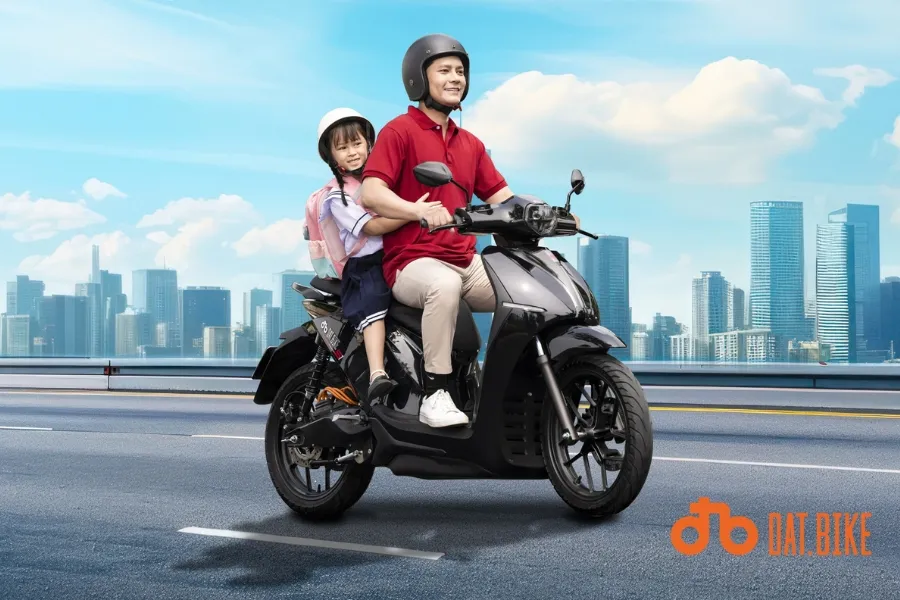 Người phụ nữ đang lo lắng suy nghĩ về giấc mơ mất xe máy