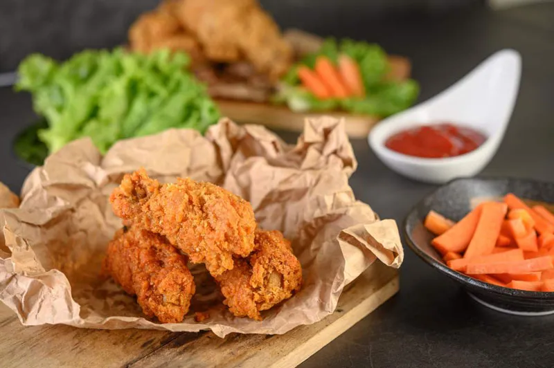 Nên ăn kèm salad với gà rán để trung hòa chất béo
