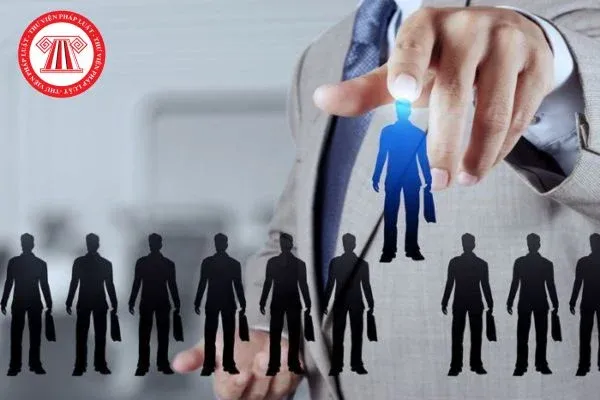Người lao động đang làm việc tại một cơ sở sản xuất nông sản, nhấn mạnh tầm quan trọng của việc tuân thủ pháp luật lao động.