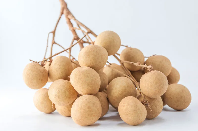 Các loại trái cây có tính nóng như nhãn, vải đặt cạnh sầu riêng