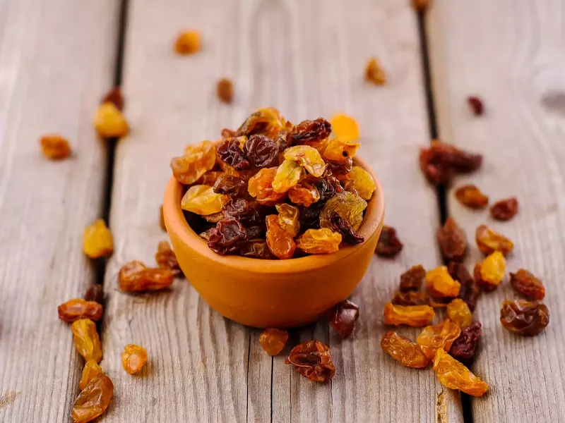 Một đĩa nho khô ngon miệng được đặt trên bàn, gợi cảm giác thèm ăn nhưng cũng khiến nhiều người băn khoăn về lượng calo
