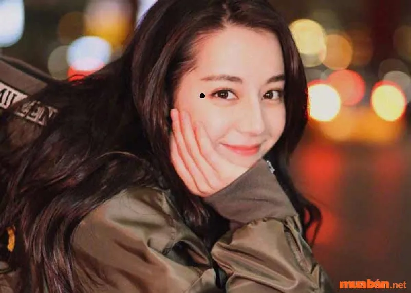 Mỗi vị trí nốt ruồi ở đuôi mắt phải nữ mang nhiều ý nghĩa riêng