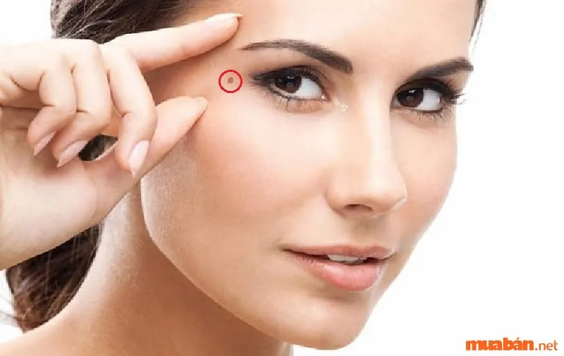 Dù có mụn ruồi nâu dưới đuôi mắt phải thì vẫn trọn vẹn mọi mặt được