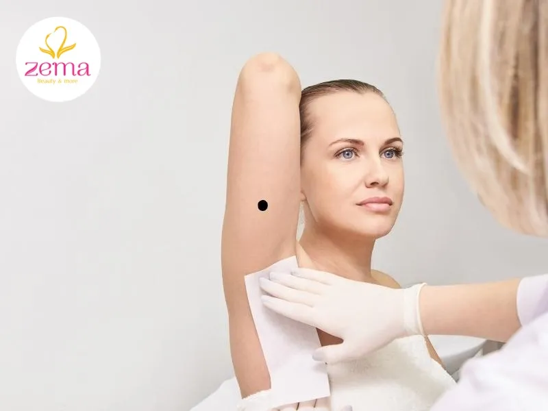 Nốt ruồi nằm ở cánh tay gần nách của nữ mang lại sự tối tăm, trắc trở trên đường đời