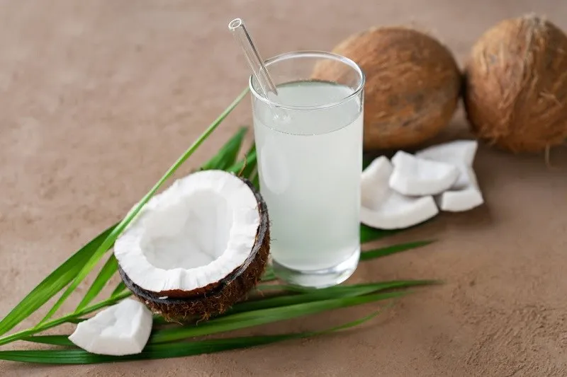 Nước dừa tươi mát, giải khát ngày hè