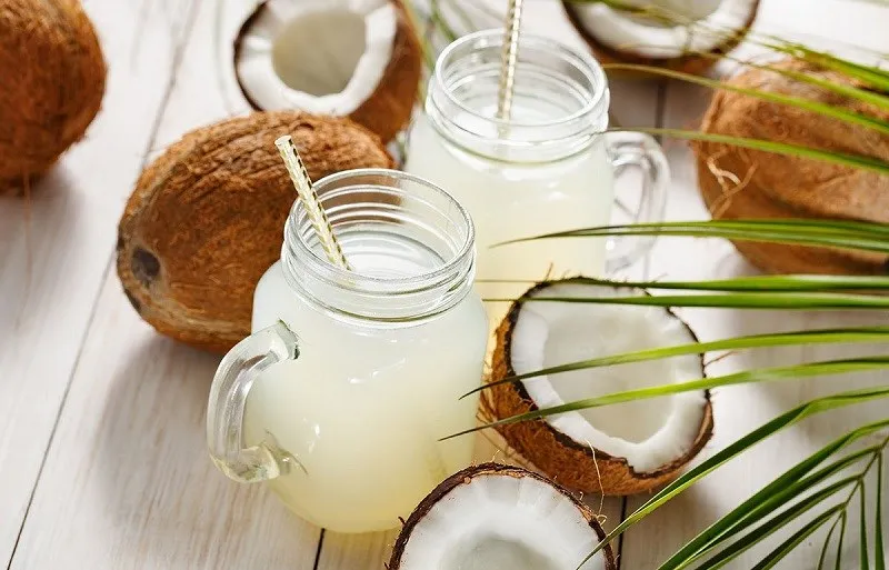 Uống nước dừa giúp cơ thể luôn đủ nước