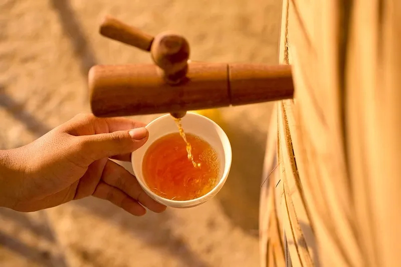 Chai nước mắm nguyên chất với màu hổ phách đặc trưng, thể hiện sự tinh túy của ẩm thực Việt