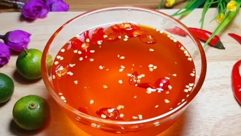 Một bát nước mắm chấm có pha tỏi ớt, chuẩn bị cho bữa ăn gia đình Việt, hương vị đậm đà