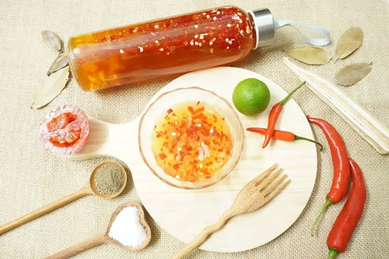 Mâm cơm gia đình Việt Nam với các món ăn hấp dẫn, nước mắm là gia vị chấm không thể thiếu