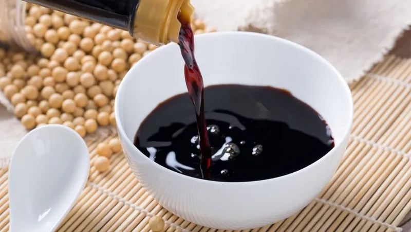 Chai nước tương đậu nành truyền thống lên men tự nhiên