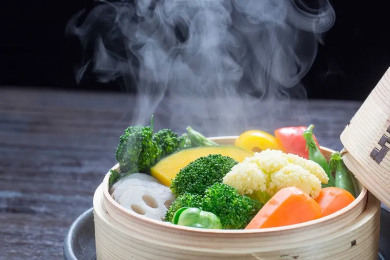 Món ăn hấp chế biến lành mạnh với thịt và rau củ