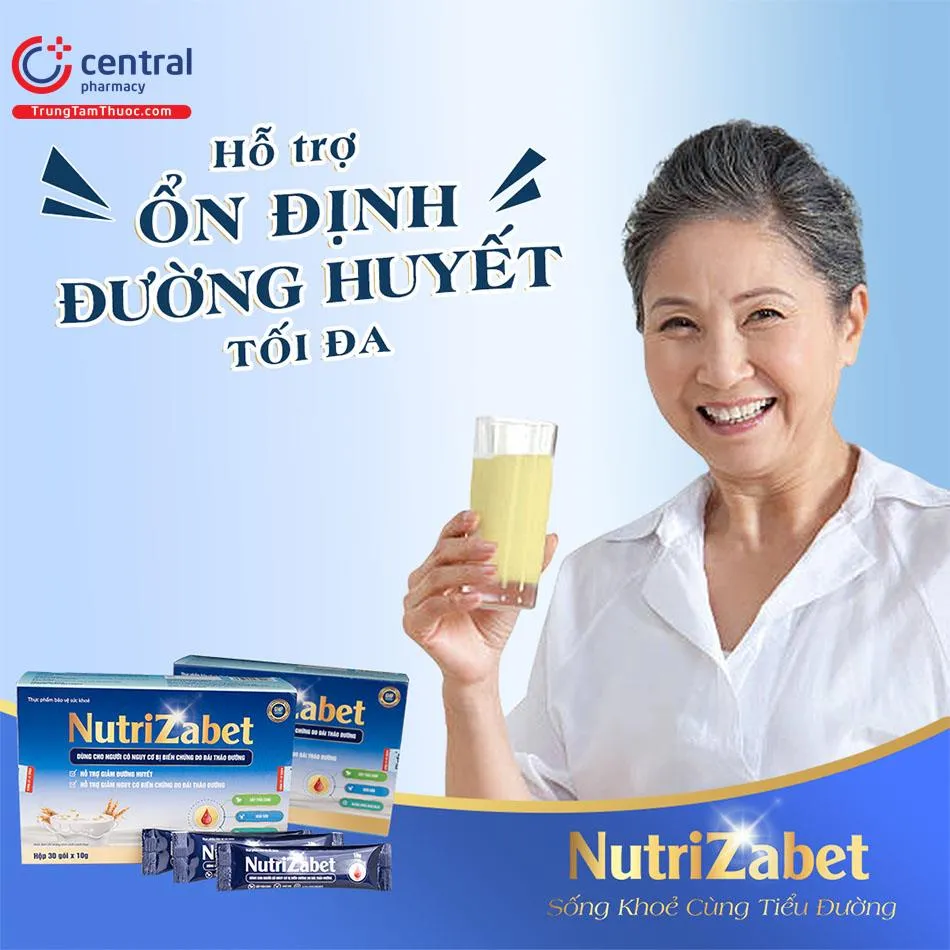 Người cao tuổi đang mỉm cười và sử dụng sữa Nutrizabet