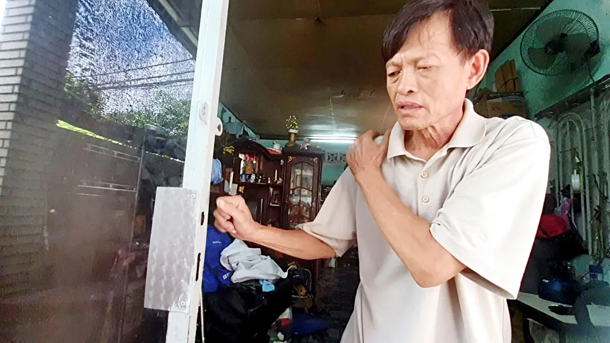 Ông Chương diễn cảnh bệnh nhân đau xương khớp trong video quảng cáo