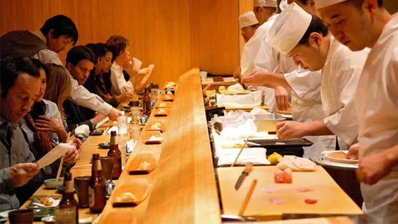 Những miếng cá tươi ngon được đầu bếp Omakase bày trí tinh tế