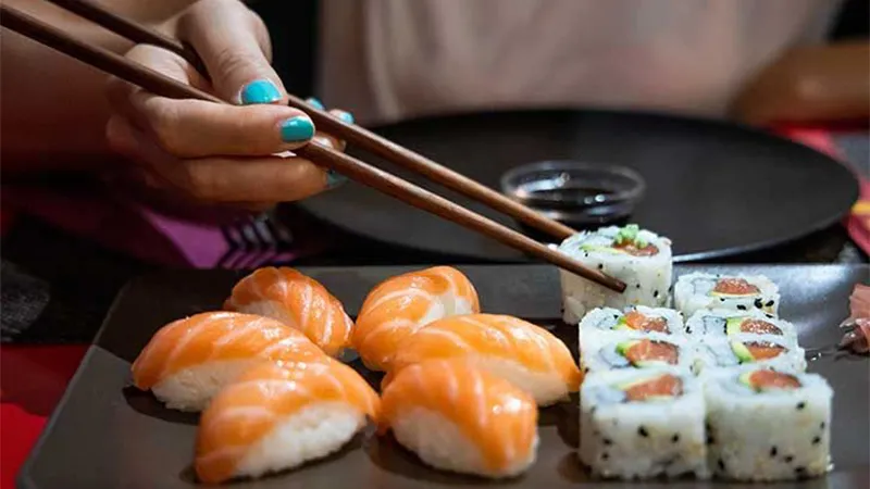 Thực khách thưởng thức món Omakase mà không cần đắn đo lựa chọn